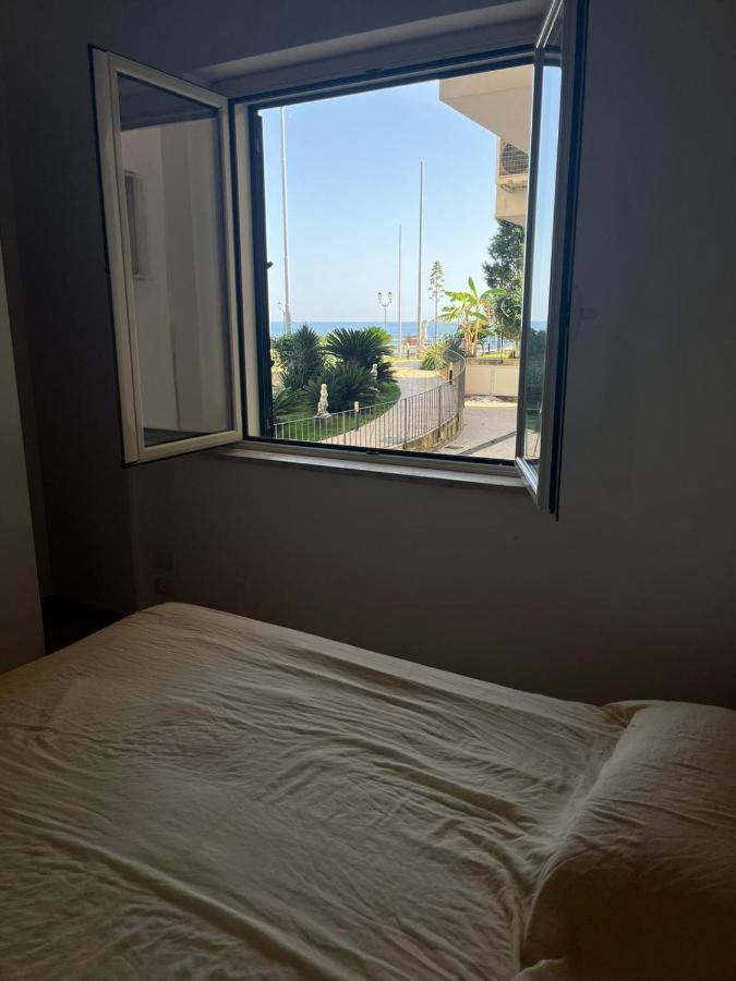 Bilocale Vista Mare Sul Lungomare Siderno Exterior foto
